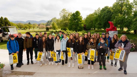 Répondez à la Slovénie avec une histoire Wear&Share durable : en collaboration avec les écoles primaires slovènes, ils ont collecté près de 17 tonnes de vêtements usagés.