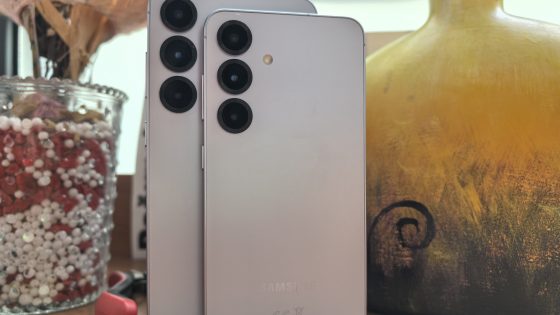 En el bolsillo izquierdo, un Samsung Galaxy S25, y en el derecho, un Galaxy S25+. ¿Cuál preferirías tener?