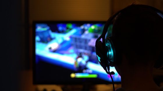 L'acteur de 30 ans regrette d'avoir passé 16 heures par jour devant un ordinateur et de manger de la malbouffe