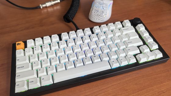 Glorious nous a envoyé son clavier mécanique DIY, le GMMK Pro, pour que nous le testions. Vous pouvez l'assembler vous-même, mais nous l'avons reçu pré-assemblé.