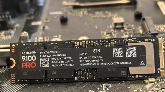 Le Samsung 9100 Pro 8 To est un SSD M.2 NVMe double face. La photo montre la face avant du disque avec le contrôleur « Presto » de Samsung, la mémoire DRAM et les puces NAND à double matrice.